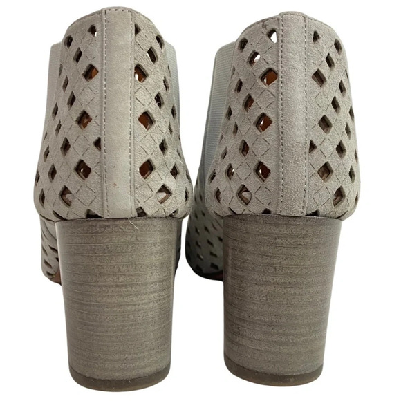 Aquatalia Shari Laser Cut Booties Women Size 9 Light Grey Leather Suede Heel EUC - Picture 4 of 13